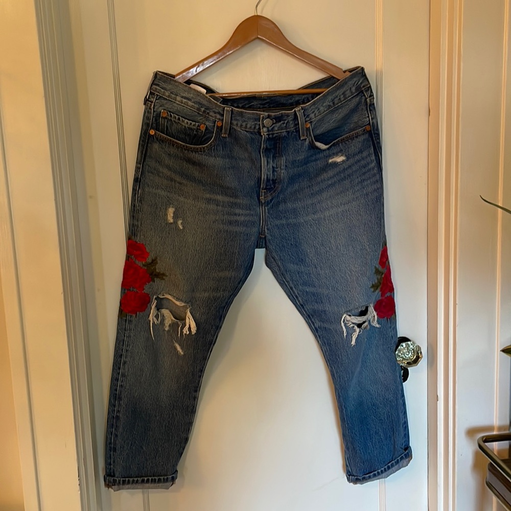 Levi’s Rose Embroidered Boyfriend Jean Size 32